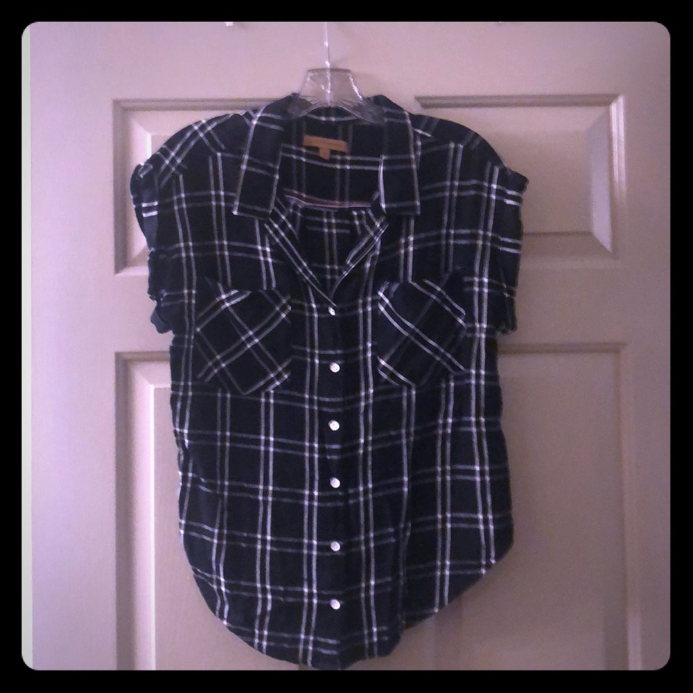 💟 Black & white button down with cuffed sleeves